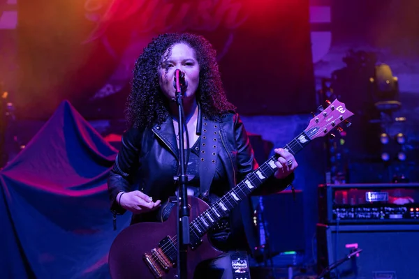 Plush, Detroit, Michigan 'daki Fillmore' da canlı performans sergiliyor.