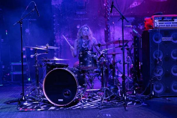 Plush, Detroit, Michigan 'daki Fillmore' da canlı performans sergiliyor.