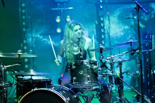 Plush, Detroit, Michigan 'daki Fillmore' da canlı performans sergiliyor.