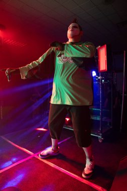 Twiztid, 23 Nisan 2022 'de Livonia, Michigan' daki Burton Malikanesinde canlı performans sergiliyor.