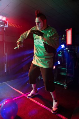 Twiztid, 23 Nisan 2022 'de Livonia, Michigan' daki Burton Malikanesinde canlı performans sergiliyor.