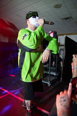 Twiztid, 23 Nisan 2022 'de Livonia, Michigan' daki Burton Malikanesinde canlı performans sergiliyor.