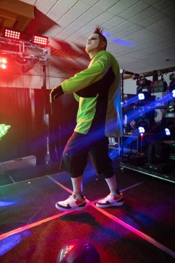 Twiztid, 23 Nisan 2022 'de Livonia, Michigan' daki Burton Malikanesinde canlı performans sergiliyor.