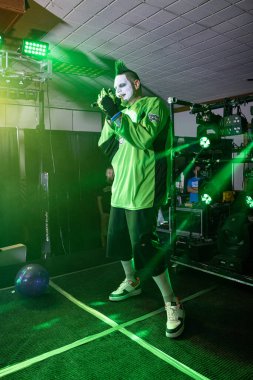 Twiztid, 23 Nisan 2022 'de Livonia, Michigan' daki Burton Malikanesinde canlı performans sergiliyor.