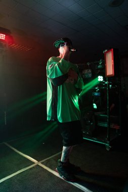Twiztid, 23 Nisan 2022 'de Livonia, Michigan' daki Burton Malikanesinde canlı performans sergiliyor.