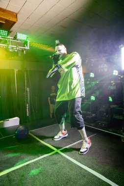 Twiztid, 23 Nisan 2022 'de Livonia, Michigan' daki Burton Malikanesinde canlı performans sergiliyor.