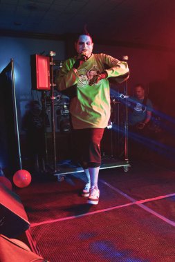 Twiztid, 23 Nisan 2022 'de Livonia, Michigan' daki Burton Malikanesinde canlı performans sergiliyor.