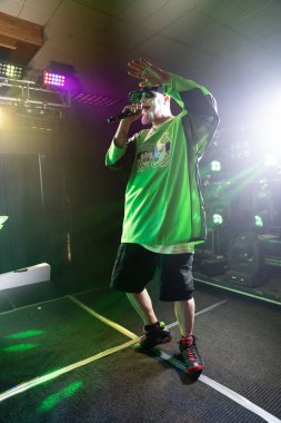 Twiztid, 23 Nisan 2022 'de Livonia, Michigan' daki Burton Malikanesinde canlı performans sergiliyor.