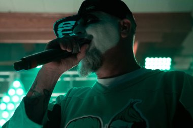 Twiztid, 23 Nisan 2022 'de Livonia, Michigan' daki Burton Malikanesinde canlı performans sergiliyor.