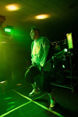 Twiztid, 23 Nisan 2022 'de Livonia, Michigan' daki Burton Malikanesinde canlı performans sergiliyor.