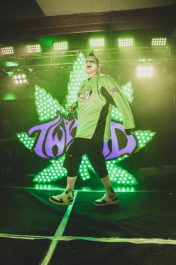 Twiztid, 23 Nisan 2022 'de Livonia, Michigan' daki Burton Malikanesinde canlı performans sergiliyor.