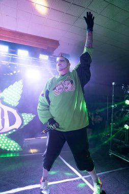 Twiztid, 23 Nisan 2022 'de Livonia, Michigan' daki Burton Malikanesinde canlı performans sergiliyor.