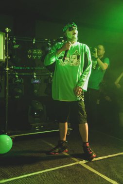 Twiztid, 23 Nisan 2022 'de Livonia, Michigan' daki Burton Malikanesinde canlı performans sergiliyor.
