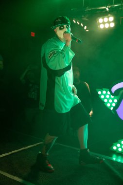 Twiztid, 23 Nisan 2022 'de Livonia, Michigan' daki Burton Malikanesinde canlı performans sergiliyor.