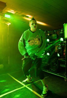 Twiztid, 23 Nisan 2022 'de Livonia, Michigan' daki Burton Malikanesinde canlı performans sergiliyor.