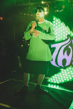 Twiztid, 23 Nisan 2022 'de Livonia, Michigan' daki Burton Malikanesinde canlı performans sergiliyor.