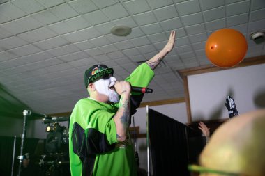 Twiztid, 23 Nisan 2022 'de Livonia, Michigan' daki Burton Malikanesinde canlı performans sergiliyor.