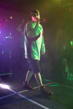 Twiztid, 23 Nisan 2022 'de Livonia, Michigan' daki Burton Malikanesinde canlı performans sergiliyor.