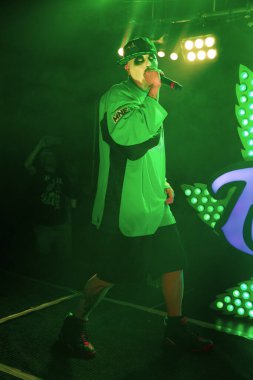 Twiztid, 23 Nisan 2022 'de Livonia, Michigan' daki Burton Malikanesinde canlı performans sergiliyor.