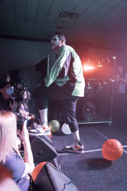 Twiztid, 23 Nisan 2022 'de Livonia, Michigan' daki Burton Malikanesinde canlı performans sergiliyor.