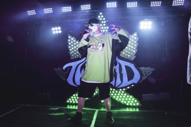 Twiztid, 23 Nisan 2022 'de Livonia, Michigan' daki Burton Malikanesinde canlı performans sergiliyor.