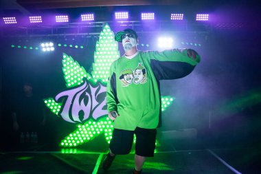 Twiztid, 23 Nisan 2022 'de Livonia, Michigan' daki Burton Malikanesinde canlı performans sergiliyor.