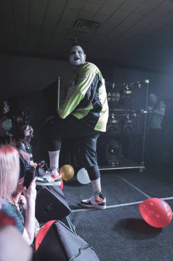 Twiztid, 23 Nisan 2022 'de Livonia, Michigan' daki Burton Malikanesinde canlı performans sergiliyor.