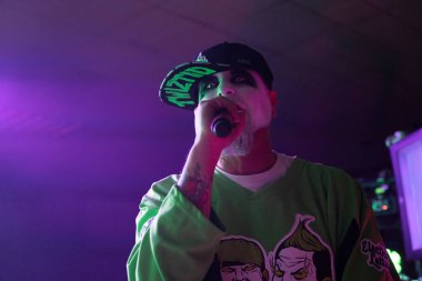Twiztid, 23 Nisan 2022 'de Livonia, Michigan' daki Burton Malikanesinde canlı performans sergiliyor.