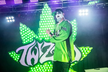 Twiztid, 23 Nisan 2022 'de Livonia, Michigan' daki Burton Malikanesinde canlı performans sergiliyor.