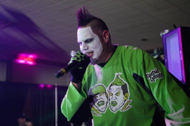 Twiztid, 23 Nisan 2022 'de Livonia, Michigan' daki Burton Malikanesinde canlı performans sergiliyor.