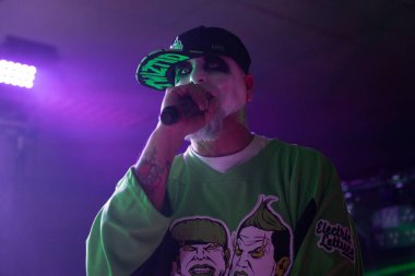Twiztid, 23 Nisan 2022 'de Livonia, Michigan' daki Burton Malikanesinde canlı performans sergiliyor.