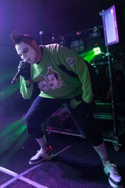 Twiztid, 23 Nisan 2022 'de Livonia, Michigan' daki Burton Malikanesinde canlı performans sergiliyor.