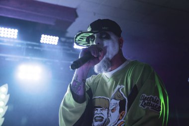 Twiztid, 23 Nisan 2022 'de Livonia, Michigan' daki Burton Malikanesinde canlı performans sergiliyor.