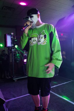 Twiztid, 23 Nisan 2022 'de Livonia, Michigan' daki Burton Malikanesinde canlı performans sergiliyor.