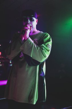 Twiztid, 23 Nisan 2022 'de Livonia, Michigan' daki Burton Malikanesinde canlı performans sergiliyor.