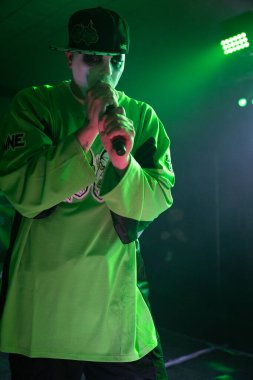 Twiztid, 23 Nisan 2022 'de Livonia, Michigan' daki Burton Malikanesinde canlı performans sergiliyor.