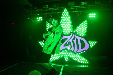 Twiztid, 23 Nisan 2022 'de Livonia, Michigan' daki Burton Malikanesinde canlı performans sergiliyor.