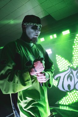 Twiztid, 23 Nisan 2022 'de Livonia, Michigan' daki Burton Malikanesinde canlı performans sergiliyor.
