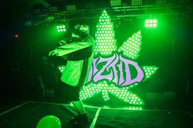 Twiztid, 23 Nisan 2022 'de Livonia, Michigan' daki Burton Malikanesinde canlı performans sergiliyor.