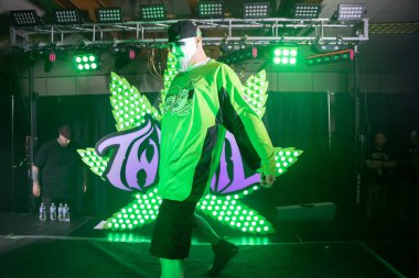 Twiztid, 23 Nisan 2022 'de Livonia, Michigan' daki Burton Malikanesinde canlı performans sergiliyor.