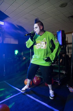 Twiztid, 23 Nisan 2022 'de Livonia, Michigan' daki Burton Malikanesinde canlı performans sergiliyor.