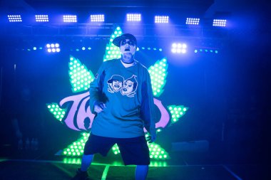 Twiztid, 23 Nisan 2022 'de Livonia, Michigan' daki Burton Malikanesinde canlı performans sergiliyor.