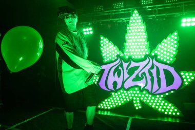 Twiztid, 23 Nisan 2022 'de Livonia, Michigan' daki Burton Malikanesinde canlı performans sergiliyor.