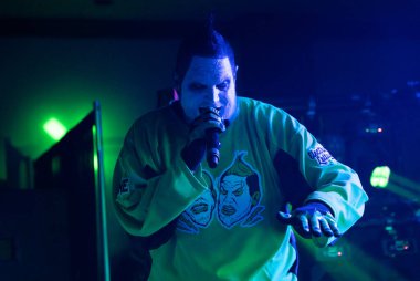 Twiztid, 23 Nisan 2022 'de Livonia, Michigan' daki Burton Malikanesinde canlı performans sergiliyor.