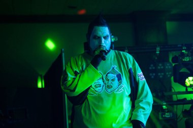 Twiztid, 23 Nisan 2022 'de Livonia, Michigan' daki Burton Malikanesinde canlı performans sergiliyor.