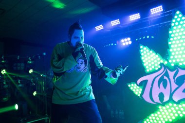 Twiztid, 23 Nisan 2022 'de Livonia, Michigan' daki Burton Malikanesinde canlı performans sergiliyor.