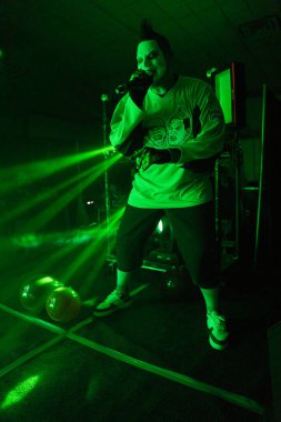 Twiztid, 23 Nisan 2022 'de Livonia, Michigan' daki Burton Malikanesinde canlı performans sergiliyor.