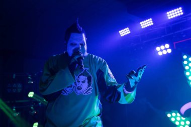 Twiztid, 23 Nisan 2022 'de Livonia, Michigan' daki Burton Malikanesinde canlı performans sergiliyor.