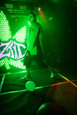 Twiztid, 23 Nisan 2022 'de Livonia, Michigan' daki Burton Malikanesinde canlı performans sergiliyor.