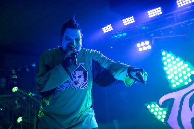 Twiztid, 23 Nisan 2022 'de Livonia, Michigan' daki Burton Malikanesinde canlı performans sergiliyor.